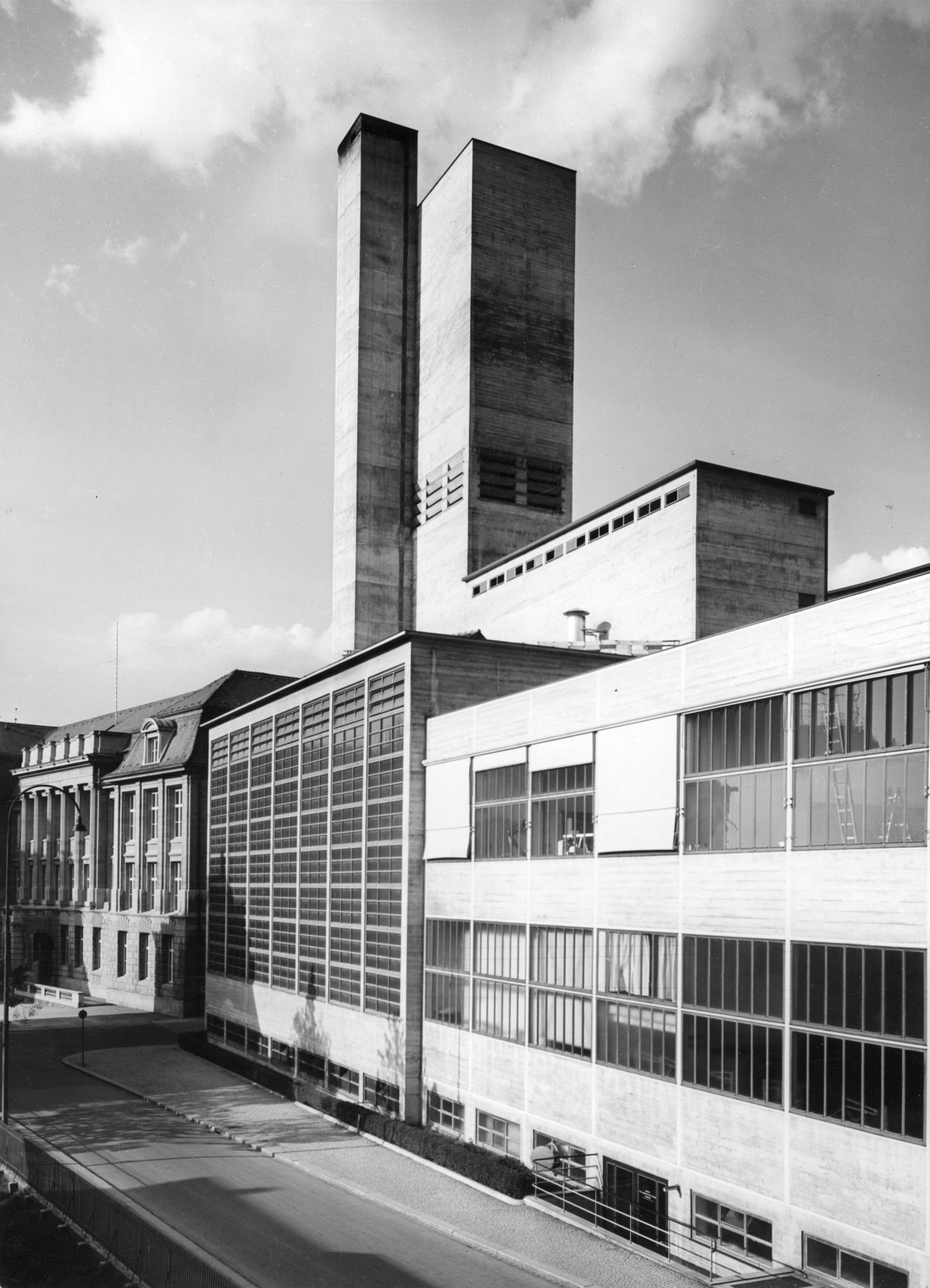 Foto Fassade ML-West von 1935. SIA 112/1 und DGNB Das Maschinenlaboratorium West (vorne) von Otto Rudolf Salvisberger, 1934. Im Hintergrund das Fernheizkraftwerk. Anwendung der SIA 112/1 und DGNB